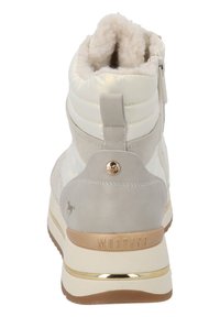 Bota deportiva blanca y gris con interior de felpa, cierre con cremallera y acentos dorados en la suela y el logo de la marca. Materiales texturizados utilizados.