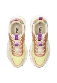 Sneaker con tomaia in mesh gialla, accentuata da sovrapposizioni bronzo e tacchetti in viola. Presenta lacci beige e un collare imbottito.