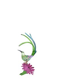 Colibrí de cristal con detalles iridiscentes en verde y azul, posado sobre una base floral rosa. Textura suave, facetas intrincadas y forma realista.