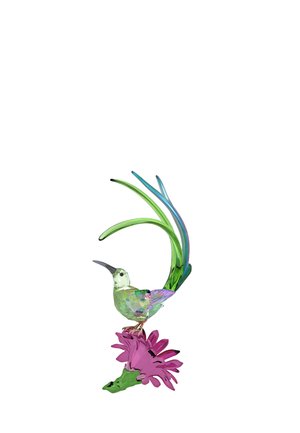 Colibri en cristal avec des détails irisés verts et bleus, posé sur une base florale rose. Texture lisse, facettes élaborées et forme réaliste.