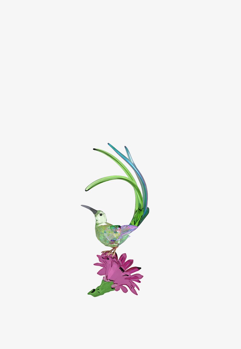 Colibrí de cristal con detalles iridiscentes en verde y azul, posado sobre una base floral rosa. Textura suave, facetas intrincadas y forma realista.