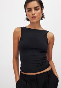 Schwarz ärmelloses Oberteil aus glattem Material, mit Bootsausschnitt und taillierter Passform sowie gerafften Details an der Taille.
