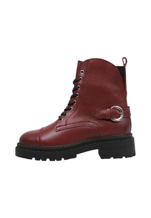 Botines de cuero rojo que presentan una puntera redonda, diseño con cordones y un detalle de anillo metálico en un suela gruesa negra.