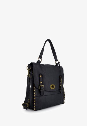 Czarna skórzana torebka z klapą zapinana na zatrzask, z ćwiekami wzdłuż krawędzi i mosiężnymi elementami ozdobnymi. Posiada odpinany pasek na ramię.