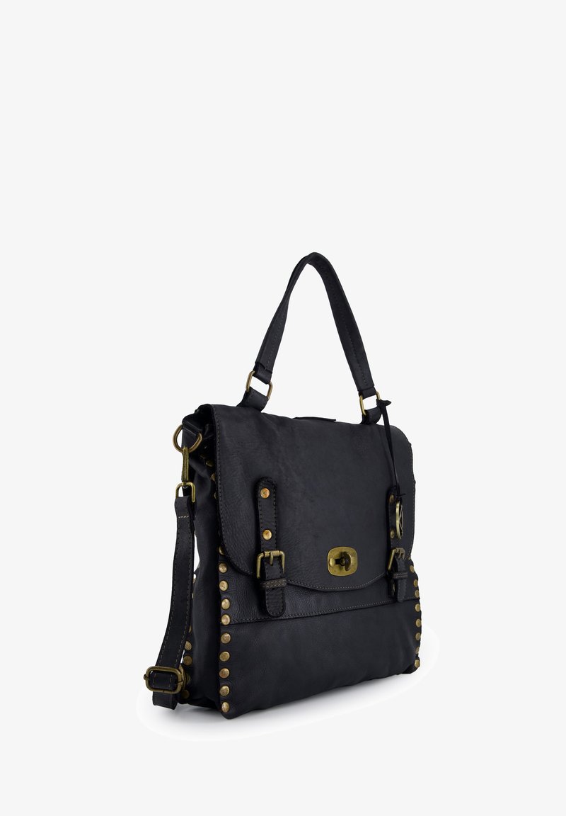 Sort læderhåndtaske med klaplukning, nitter langs kanterne og bronze hardware-detaljer. Har en aftagelig skulderrem.