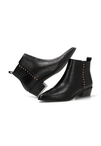 Botas de cuero negras hasta el tobillo con puntas afiladas, tacones bajos en bloque y tachuelas de cobre decorativas a lo largo del costado. Textura suave, diseño clásico.