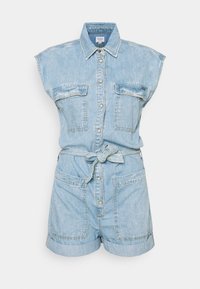 Ljust blå denim jumpsuit utan ärmar med knäppning framtill, bröst- och höftfickor, krage och knytbart midjeband.
