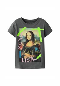 Donkergrijze t-shirt met een kleurrafiek van de Mona Lisa, neon groene penseelstreken, een dollar teken en handgeschreven woorden "MONA" en "LISA."