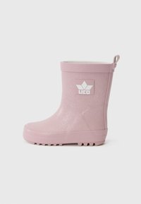 Ροζ ελαστική μπότα βροχής με γυαλιστερή φινίρισμα, υφή στη σόλα και λευκή ετικέτα λογότυπου στη πλευρά. Κοντός άξονας με θηλιά στο πίσω μέρος.