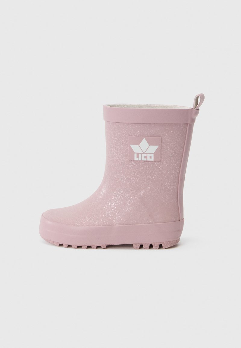 Bota de chuva de borracha rosa com acabamento brilhante, sola texturizada e etiqueta com logotipo branca na lateral. Cano curto com uma alça na parte de trás.