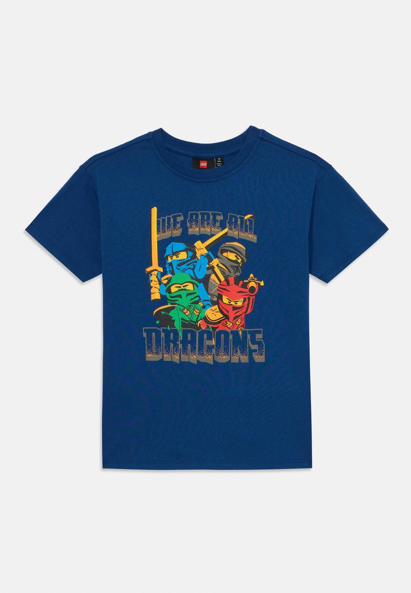 Gaišs svītrots t-krekls tumši zilā krāsā, izgatavots no kokvilnas ar īsām piedurknēm. Tam ir krāsains grafisks attēls ar ninjām un teksts "MĒS VISI ESAM DRAGONS" stilizētā fontā.