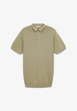 Polo shirt verde oliva chiaro realizzato in tessuto testurizzato, con colletto, tre bottoni e maniche corte con polsini a costine.