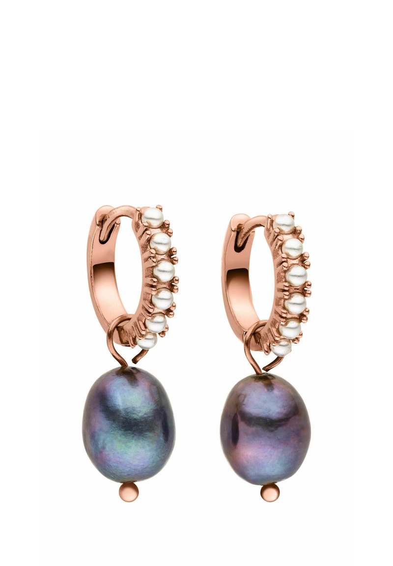 Roségoldene Creolen mit einer Reihe kleiner Perlen und einem großen, schimmernden Perlenanhänger am unteren Ende. Elegantes und modernes Design.