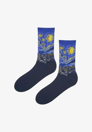 Para granatowych skarpet z żywym nadrukiem górnej części przedstawiającym "Gwiaździstą noc" van Gogha z wirującymi żółtymi gwiazdami i niebieskim niebem.