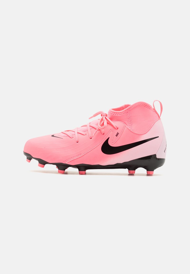 Nike jalkapallokengät kirkkaan pinkkinä mustalla swooshilla, joissa on tyylikäs muotoilu, tekstuuri päällä ja pinkit nastat mustassa pohjassa.