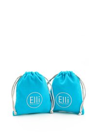 Divi tirkīza krāsas saistīgie maisi, izgatavoti no mīksta auduma, katram maisam ir iešūti balti uzraksti "Elli by Julie & Grace".