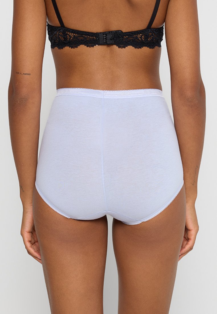 Helles blaues, hochgeschnittenes Unterwäsche aus weicher Baumwolle, mit glatter Textur und zarter Spitze am Bund.