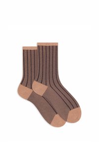 Calzini marroni e beige con strisce verticali, design a coste e sezioni rinforzate su punta e tallone. Tessuto morbido e lunghezza a metà polpaccio.