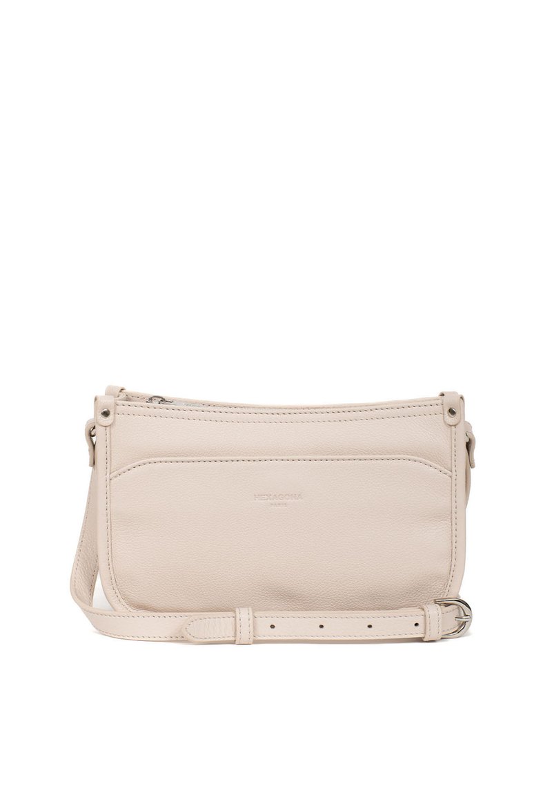 Borsa a tracolla in pelle beige con chiusura a zip, tracolla regolabile e tasca frontale. Texture liscia con un marchio discreto sul davanti.