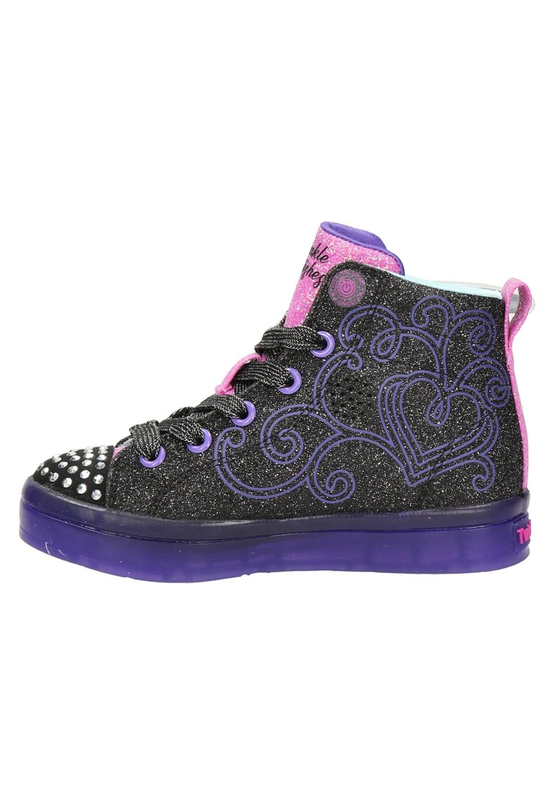 Sneaker alta nera con finitura glitter, accenti viola, linguetta rosa, design a spirale sui lati e punta con borchie. Lacci neri.