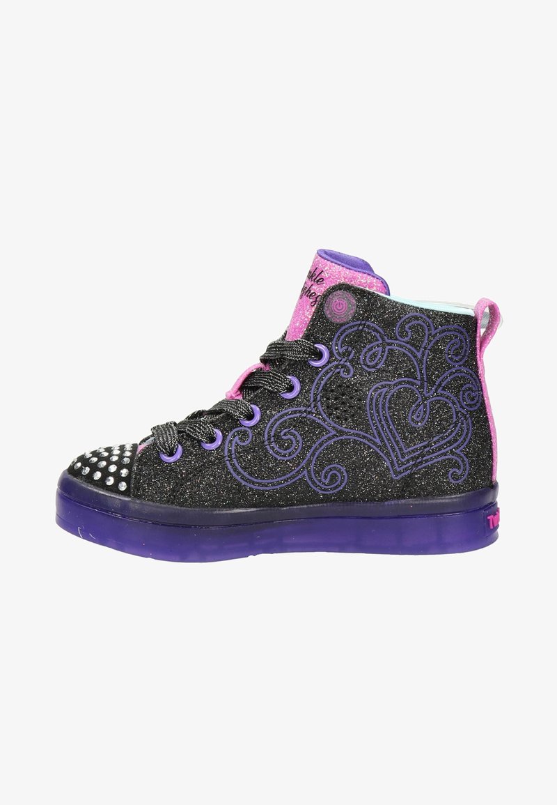 Zwarte high-top sneaker met glinsterende afwerking, paarse accenten, roze tong, zwirled ontwerp aan de zijkanten, en studs op de neus. Zwarte veters.