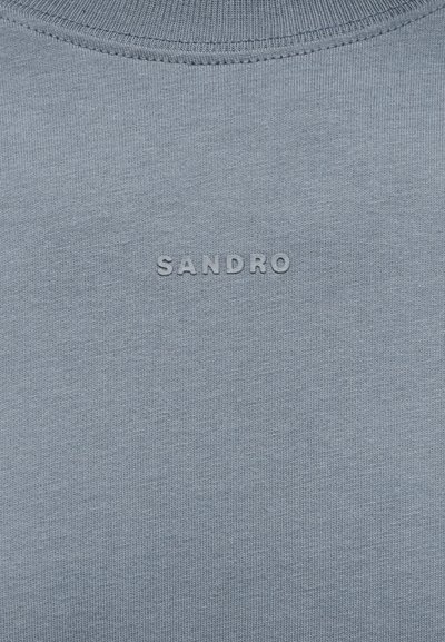 Γκρι πλεκτό ύφασμα με ριμπ γιακά και ανάγλυφο λογότυπο «SANDRO» στο κέντρο της περιοχής του στήθους.