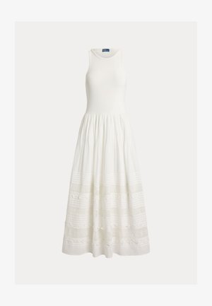 Biała sukienka maxi bez rękawów z dopasowaną górą, okrągłym dekoltem oraz marszczonym dołem z koronkowymi i teksturowanymi poziomymi panelami.