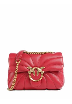 Borsa a tracolla in pelle rossa trapuntata con tracolla a catena dorata e chiusura decorativa ad anello dorato con due uccelli che si guardano.