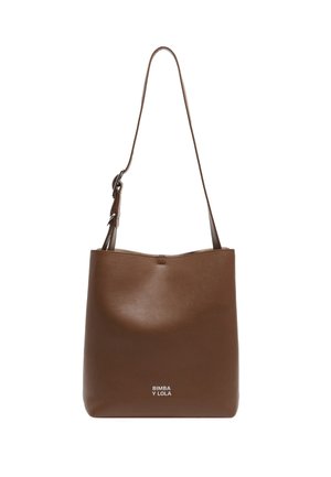 Bolso tote de cuero marrón con textura suave, una correa de hombro ajustable y el logo de la marca grabado en la parte frontal.