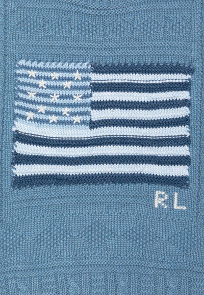 Suéter de punto en tonos azules con una bandera americana texturizada que presenta franjas alternas, estrellas blancas y "R.L" bordado en blanco.