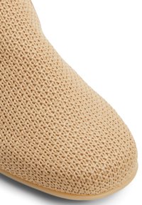 Thumbnail Image 6