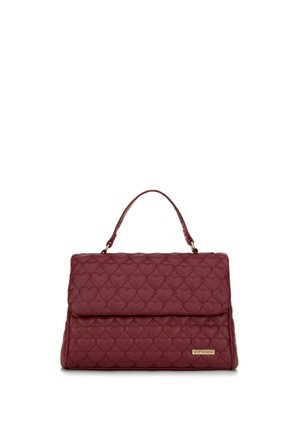 Torebka w kolorze burgundowym z pikowaniem, w prostokątnym kształcie, ozdobiona wzorem w serca. Posiada złote okucia i blaszkę z logo marki.