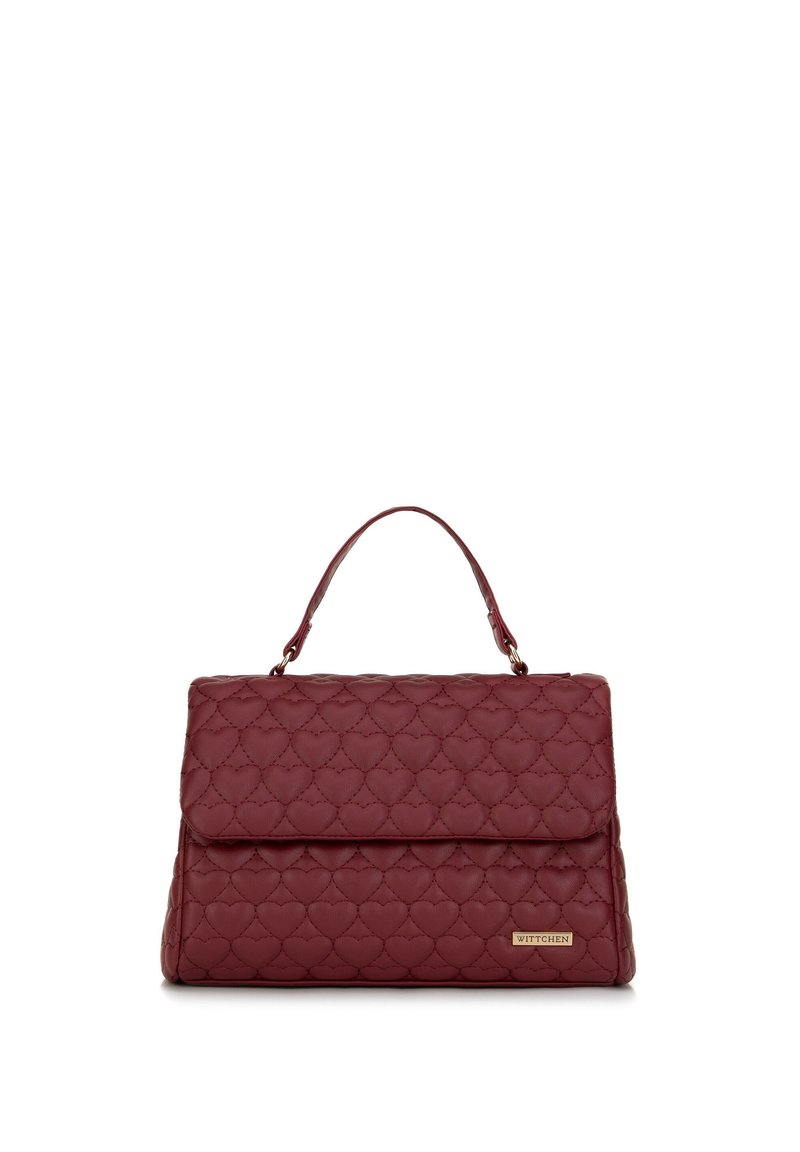 Prošívaná bordó kabelka s horním uchy, obdélníkový tvar a vzor srdcí. Disponuje zlatým kováním a logem značky.