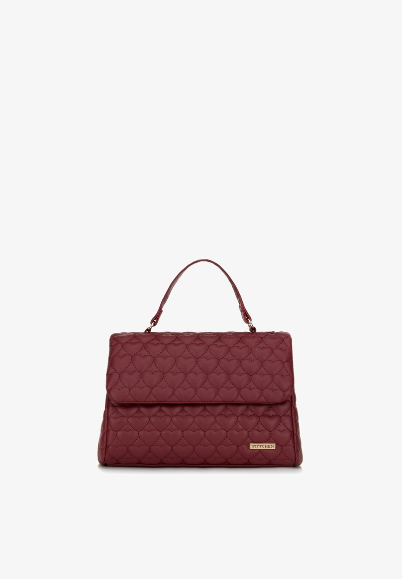 Prošívaná bordó kabelka s horním uchy, obdélníkový tvar a vzor srdcí. Disponuje zlatým kováním a logem značky.