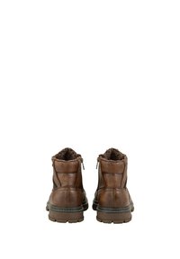 Stivali ankle in pelle marrone con chiusura a zip, fodera morbida, suola in gomma e colletto imbottito; presenta una finitura texture e dettagli di cucitura.