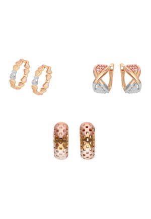 Trzy pary kolczyków w złotym odcieniu z geometrycznymi i teksturowanymi wzorami w odcieniach różowego, żółtego i białego złota na białym tle.