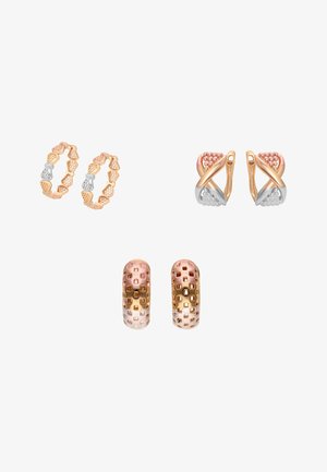 Trzy pary kolczyków w złotym odcieniu z geometrycznymi i teksturowanymi wzorami w odcieniach różowego, żółtego i białego złota na białym tle.