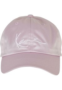 Căciulă de baseball din satin roz, cu margine curbată și logo brodat în alb. Textură moale cu detalii de cusătură pe margine.