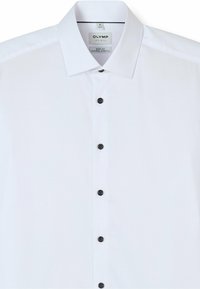 Weißes Hemd mit klassischem Kragen und schwarzen Knöpfen entlang der Vorderseite. Hergestellt aus glattem Stoff mit natürlichem Stretchdesign.