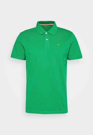 Groene katoenen polo met een knoopsluiting van twee knopen, korte mouwen en een klein oranje logo op de borst. Glad textuur.