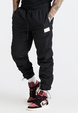 AOKI TOGGLE CUFF PANT - Teplákové kalhoty - black