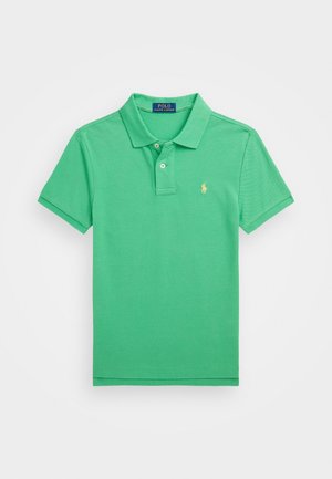 Grünes kurzärmeliges Polohemd mit Kragen, zwei Knöpfen und kleinem gelbem Pferdelogo auf der linken Brust von Polo Ralph Lauren.