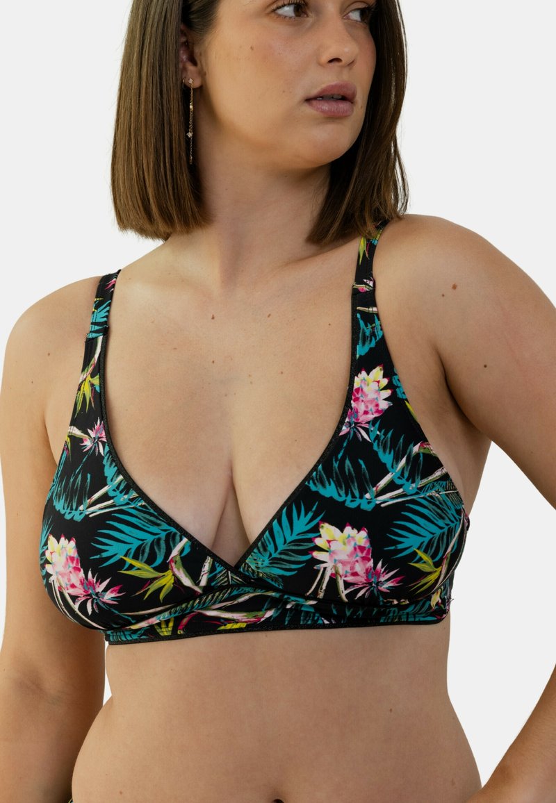 Haut de bikini à imprimé floral avec un décolleté en V plongeant, des bretelles larges et un fond noir agrémenté de motifs roses et verts éclatants. Texture de tissu lisse.