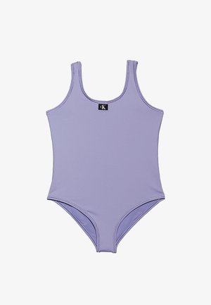 Lila badpak met brede bandjes en een zwart logo "cK" patch middenvoor bij de hals, getoond op een witte achtergrond.