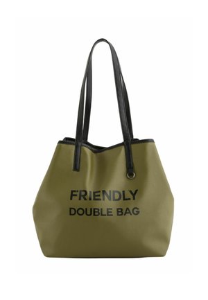 Bolsa tote verde oliva con un acabado texturizado, asas de cuero negro y texto impreso en negro "BOLSA DOBLE AMIGABLE" en la parte frontal.