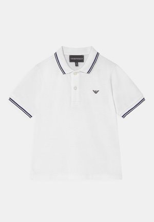 Hvit polo skjorte laget av bomull, med marineblå akenter på kragen og ermene, med en liten logo på brystet og tre-knappslukking.