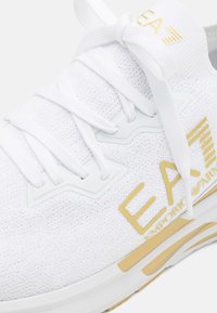 EA7 Emporio Armani CRUSHER DISTANCE UNISEX - Sneakers basse - white/gold
