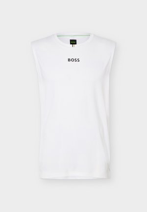 T-shirt blanc sans manches à col rond avec "BOSS" imprimé en noir centré sur la poitrine et une étiquette noire avec un texte vert à l'intérieur du col.