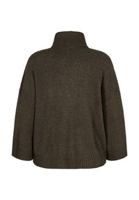 Brązowy, oversized sweter z wysokim kołnierzem, ściągaczami na rękawach i miękką, teksturowaną powierzchnią. Widok z tyłu ukazuje prosty, czysty design.