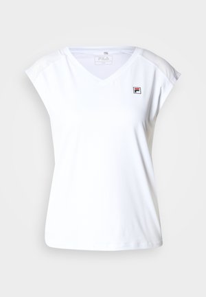 T-shirt blanc à manches courtes et col en V, en tissu lisse, avec un petit logo Fila rouge et bleu sur le côté gauche de la poitrine.